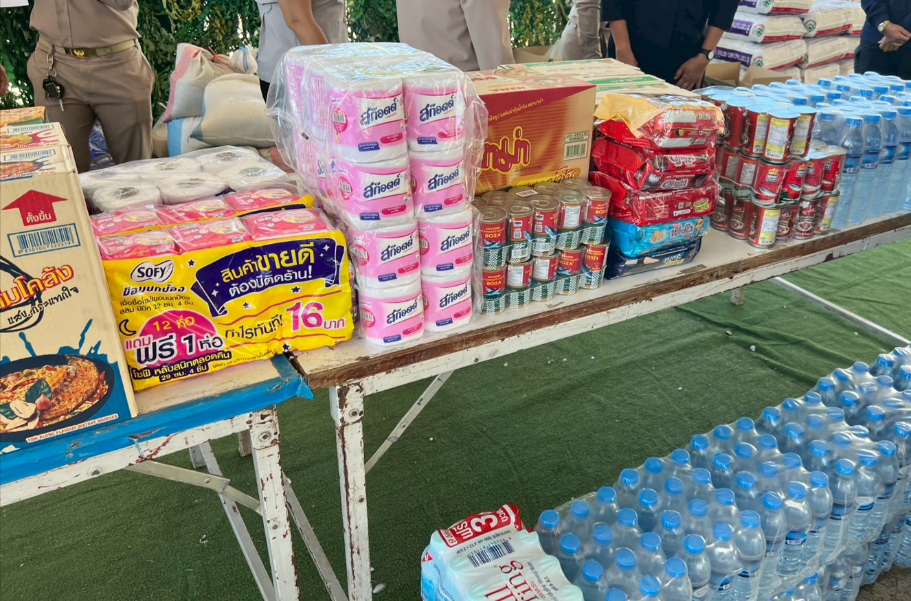 title - ส.ป.ก.ยโสธร ร่วมน้ำใจมอบเครื่องอุปโภค - บริโภค และสิ่งของที่จำเป็นเพื่อช่วยเหลือผู้ได้รับผลกระทบในพื้นที่ชายแดน ไทย - กัมพูชา ณ หอประชุมศาลากลาง จังหวัดยโสธร